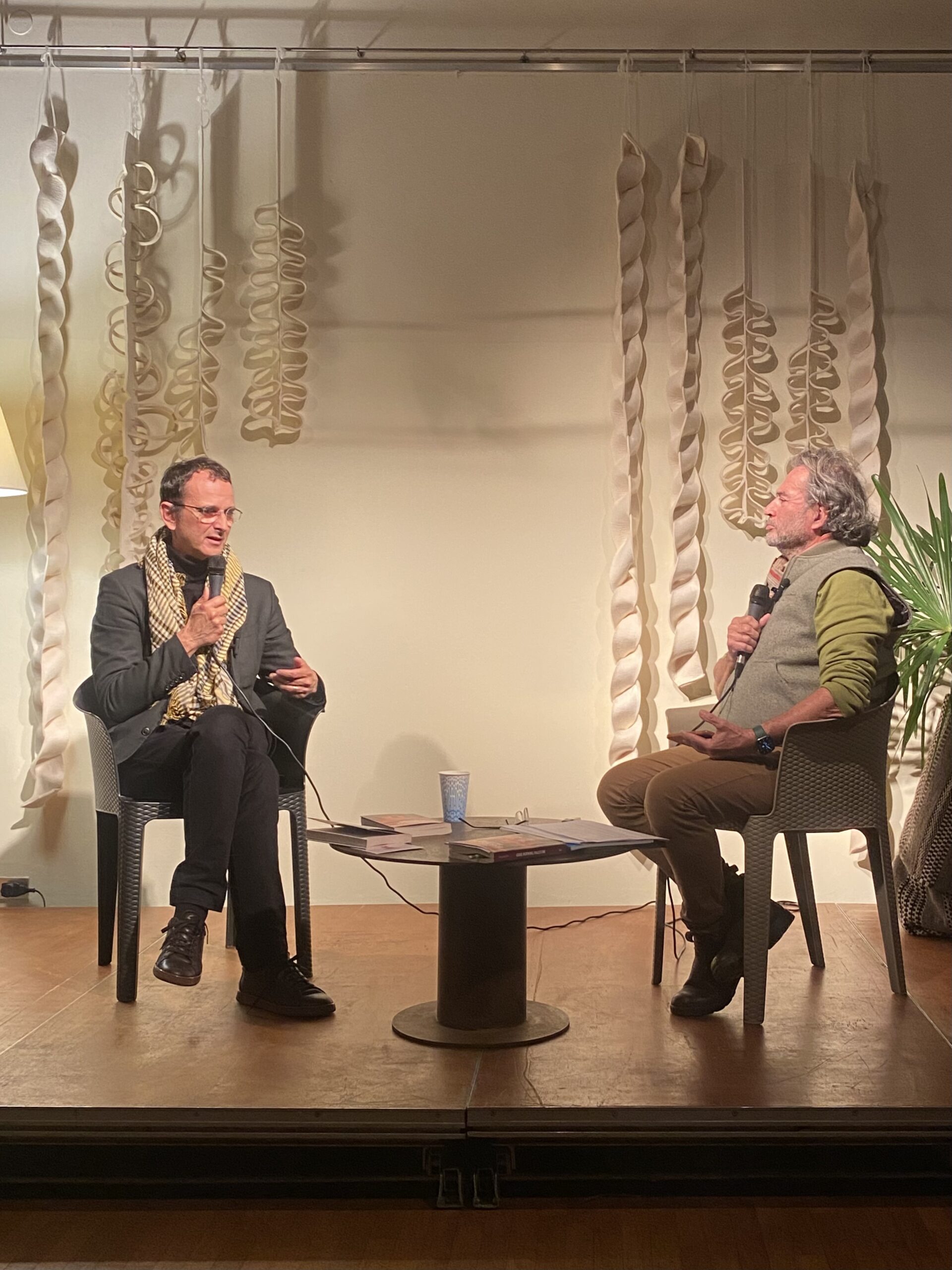 Paolo Naldini, autore del libro e direttore di Cittadellarte, dialoga con Stefano Zumaglini, direttore di Pacefuturo